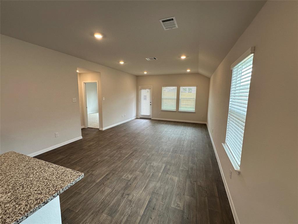 563 Evergreen Sumac Loop Property Photo 9