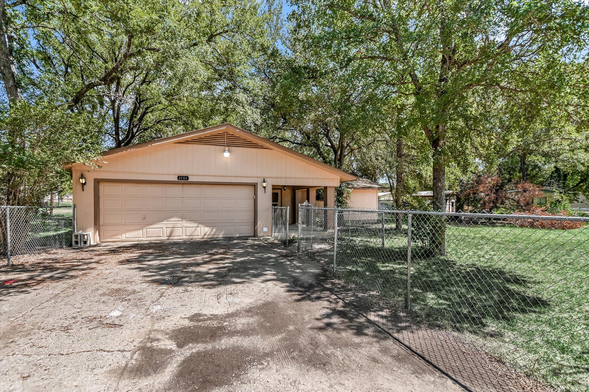 2808 Kings Circle Dr Property Photo 1