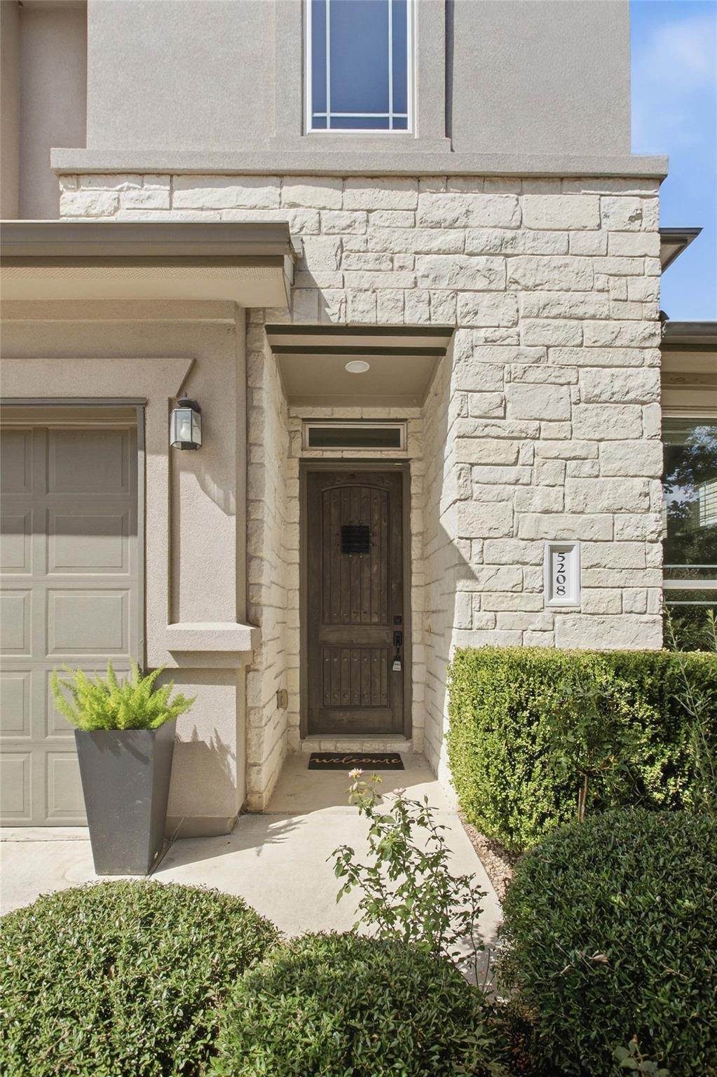 5208 Mandevilla Dr Property Photo 4