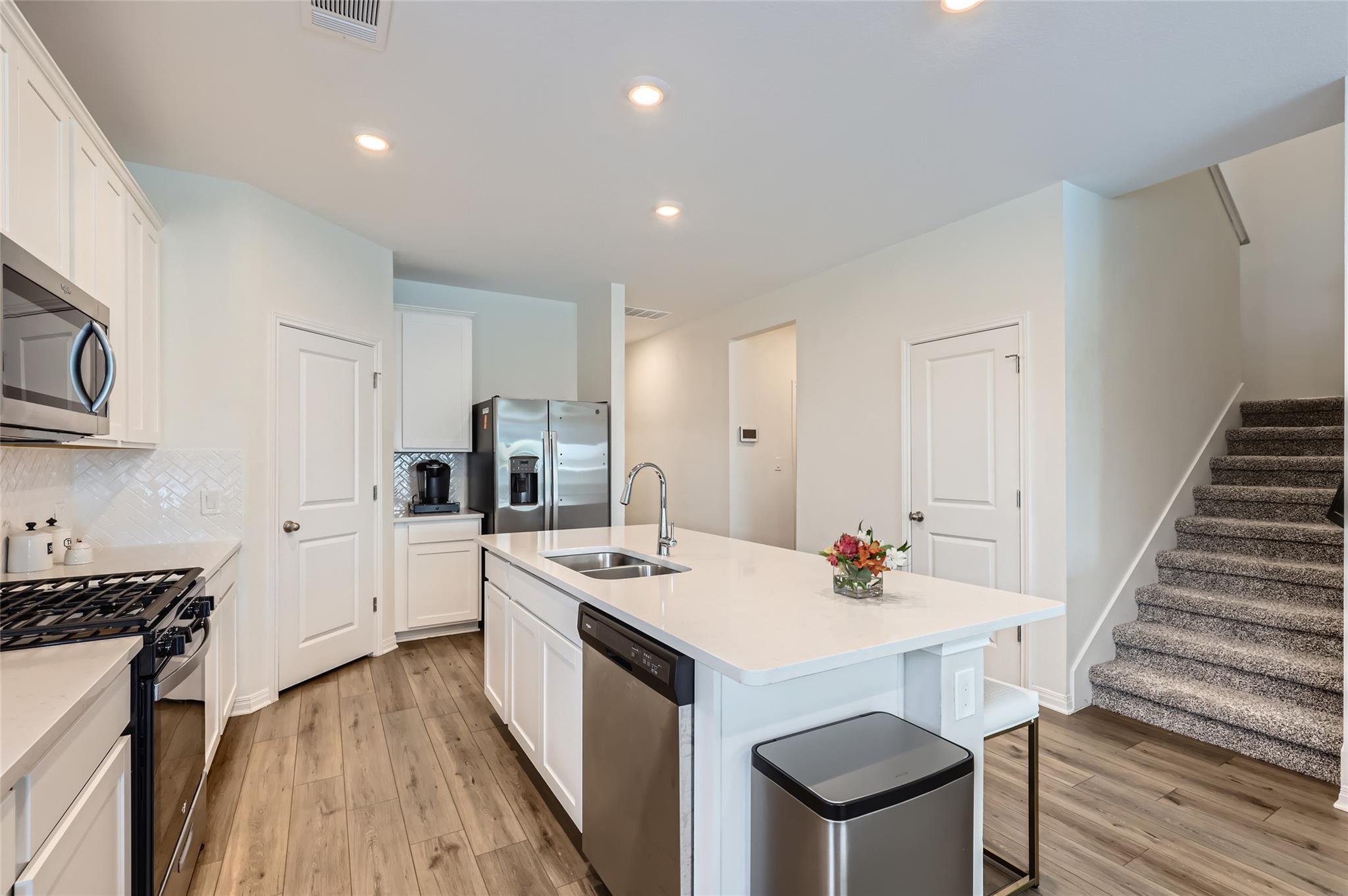 556 Loriner Way Property Photo 8