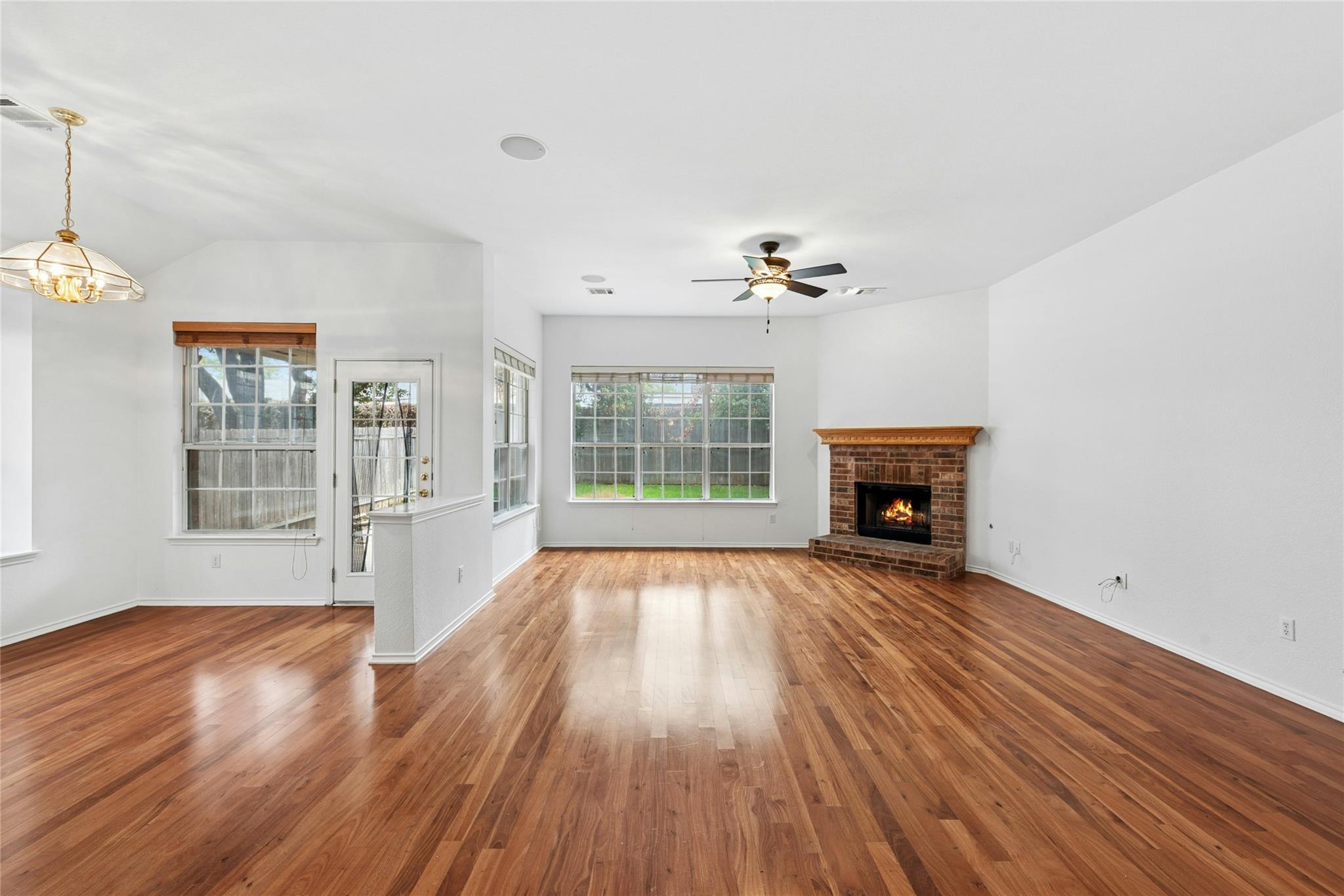 1421 Hargis Crk Property Photo 5