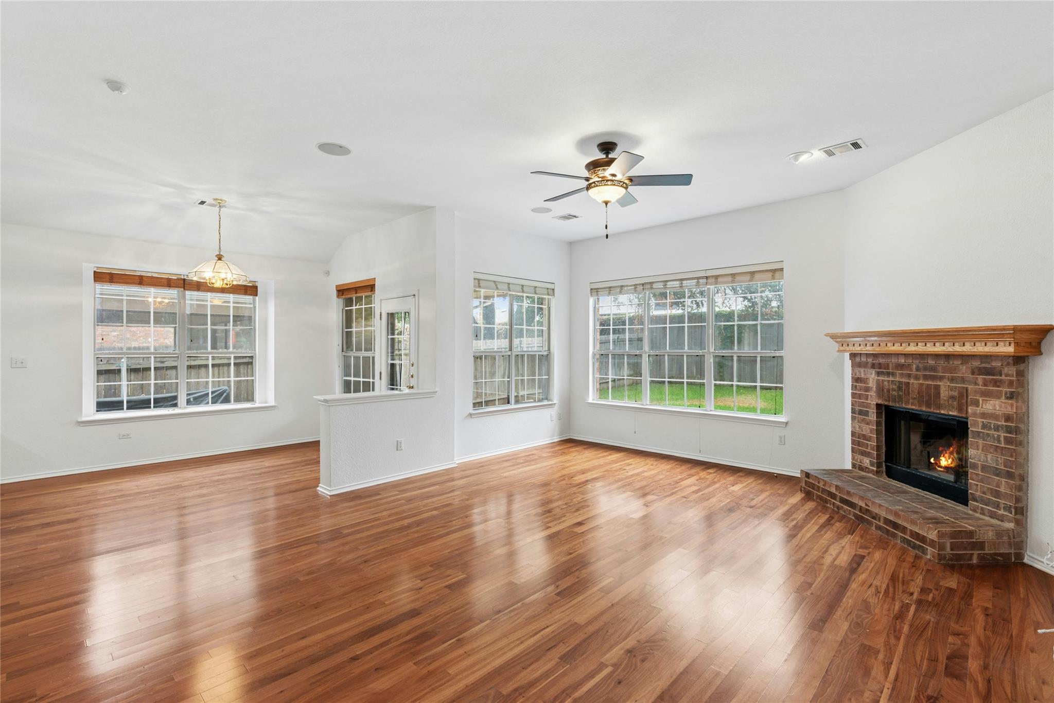 1421 Hargis Crk Property Photo 7