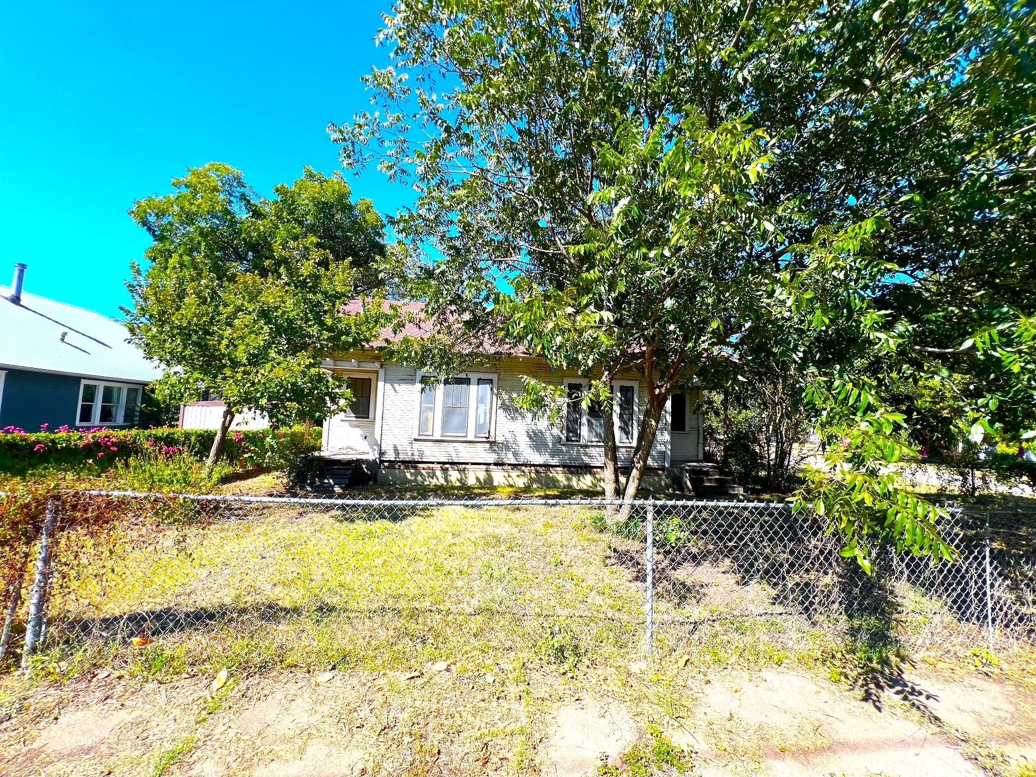 525 Washburn St Property Photo 3