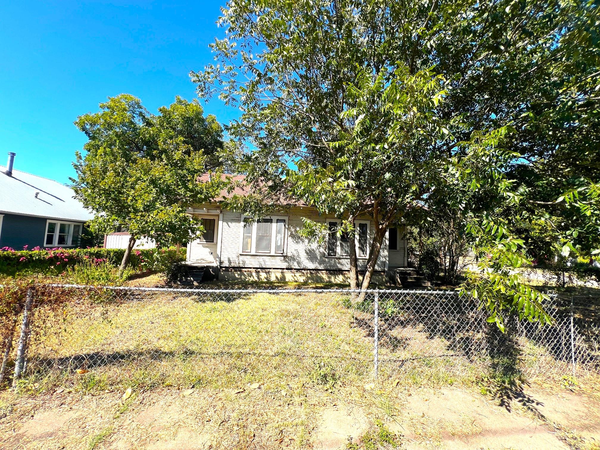 525 Washburn St Property Photo 4