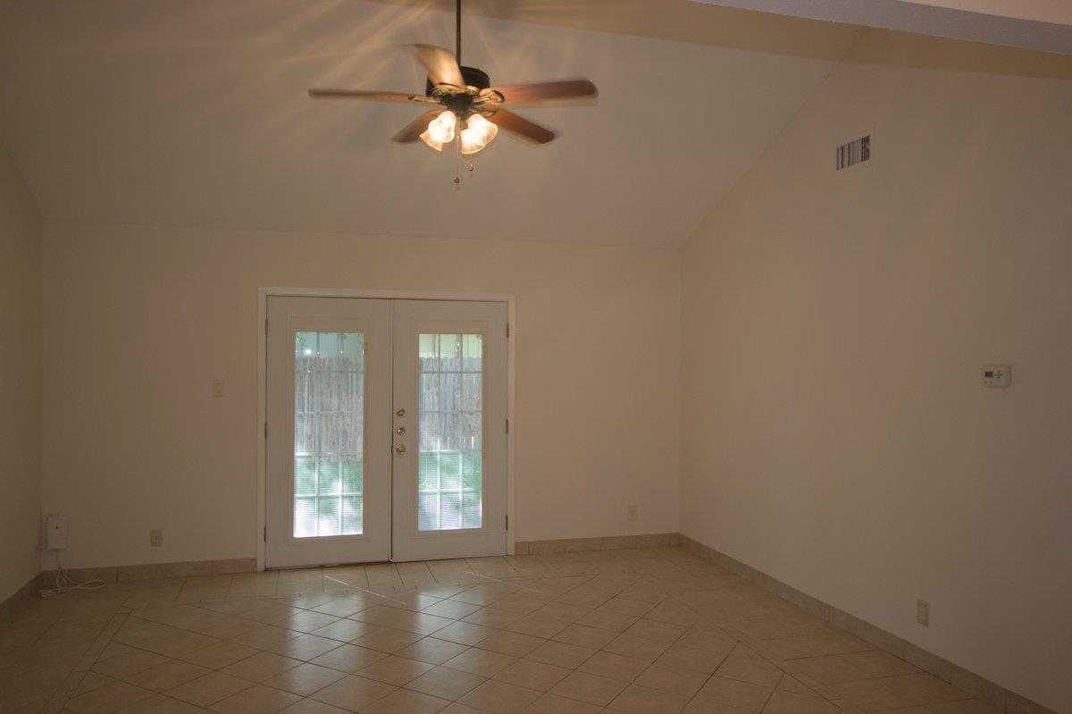5204 Village Trl Property Photo 5