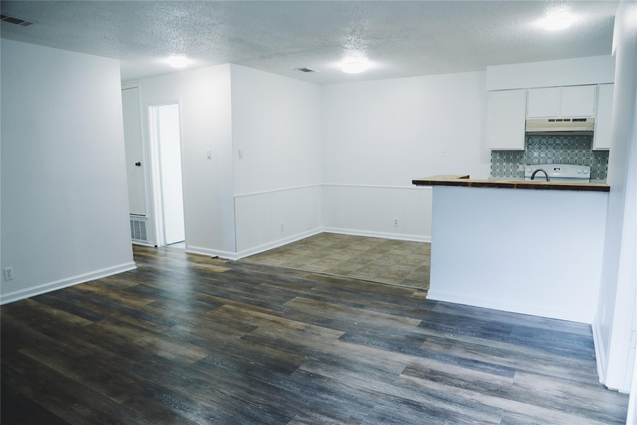 9906 Hundred Oaks Cir #b Property Photo 3