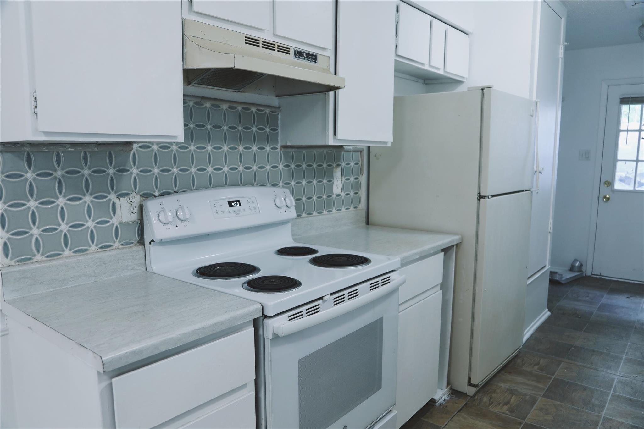 9906 Hundred Oaks Cir #b Property Photo 4