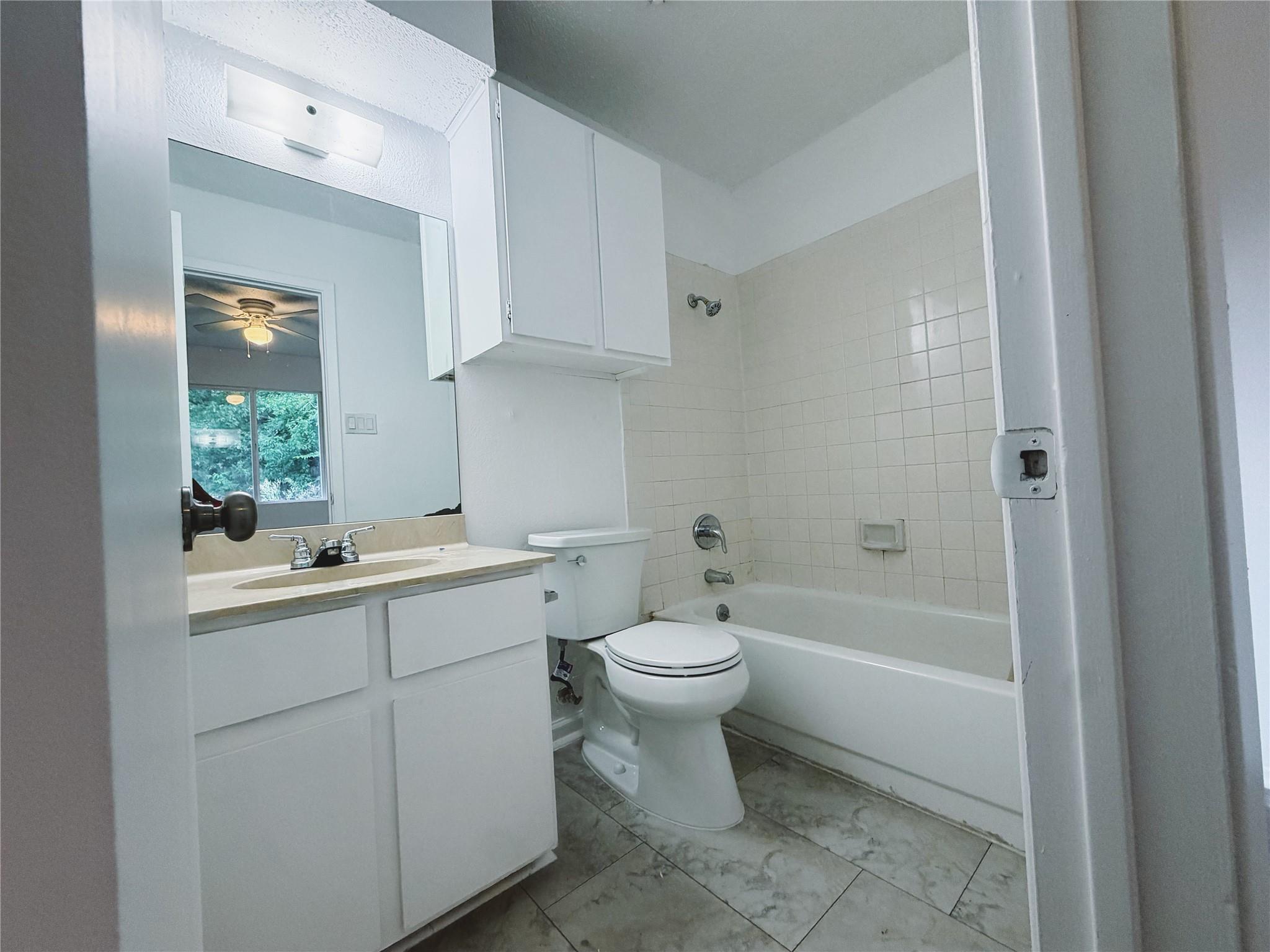 9906 Hundred Oaks Cir #b Property Photo 6