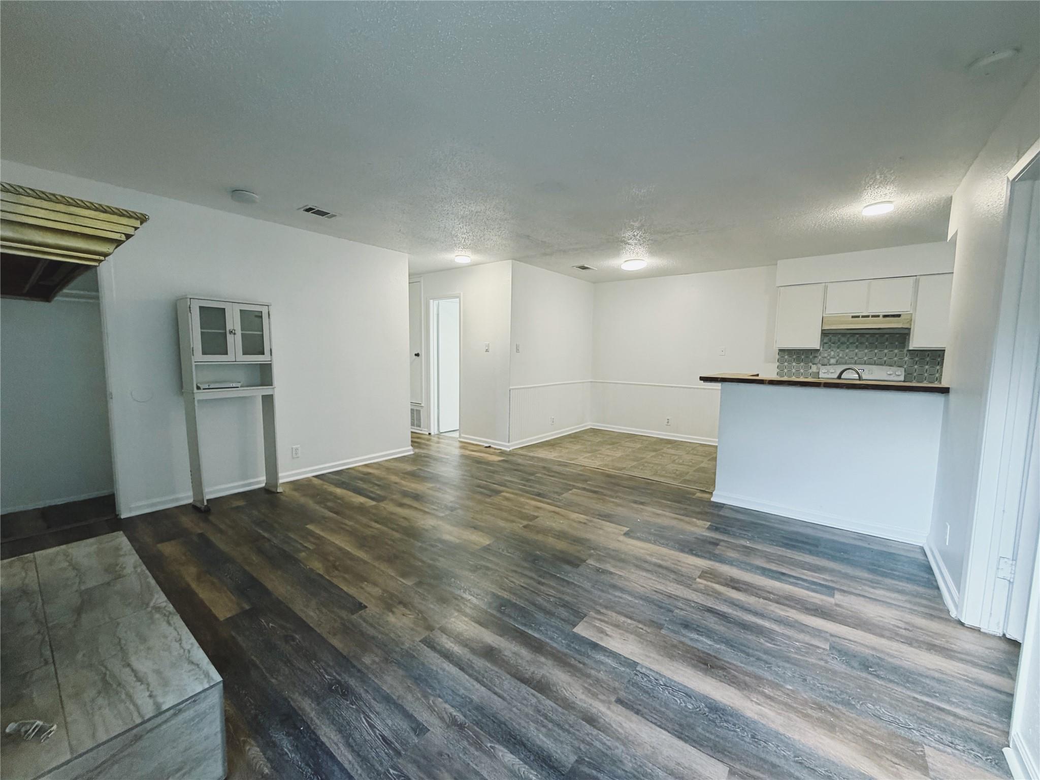 9906 Hundred Oaks Cir #b Property Photo 7
