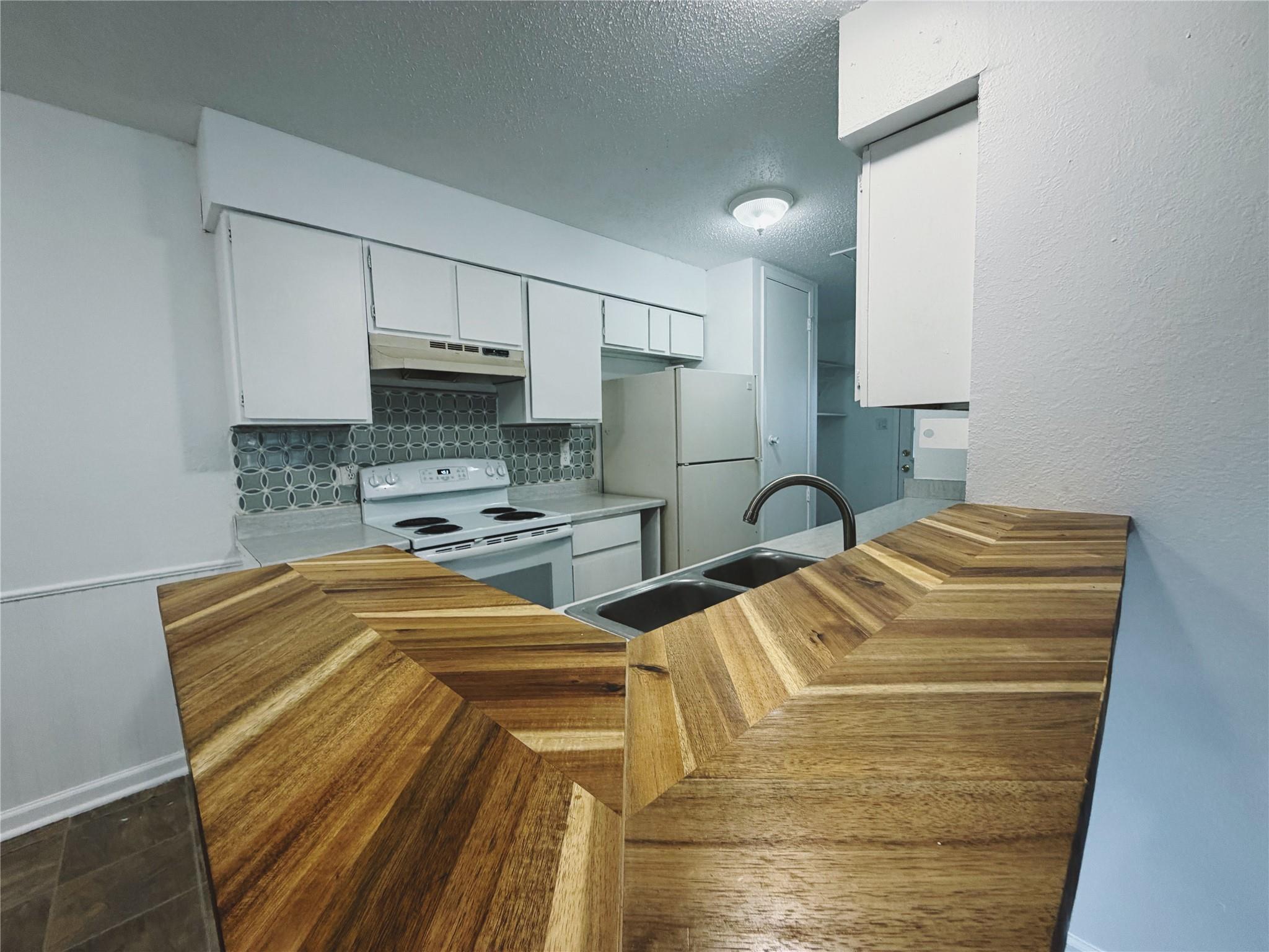 9906 Hundred Oaks Cir #b Property Photo 8