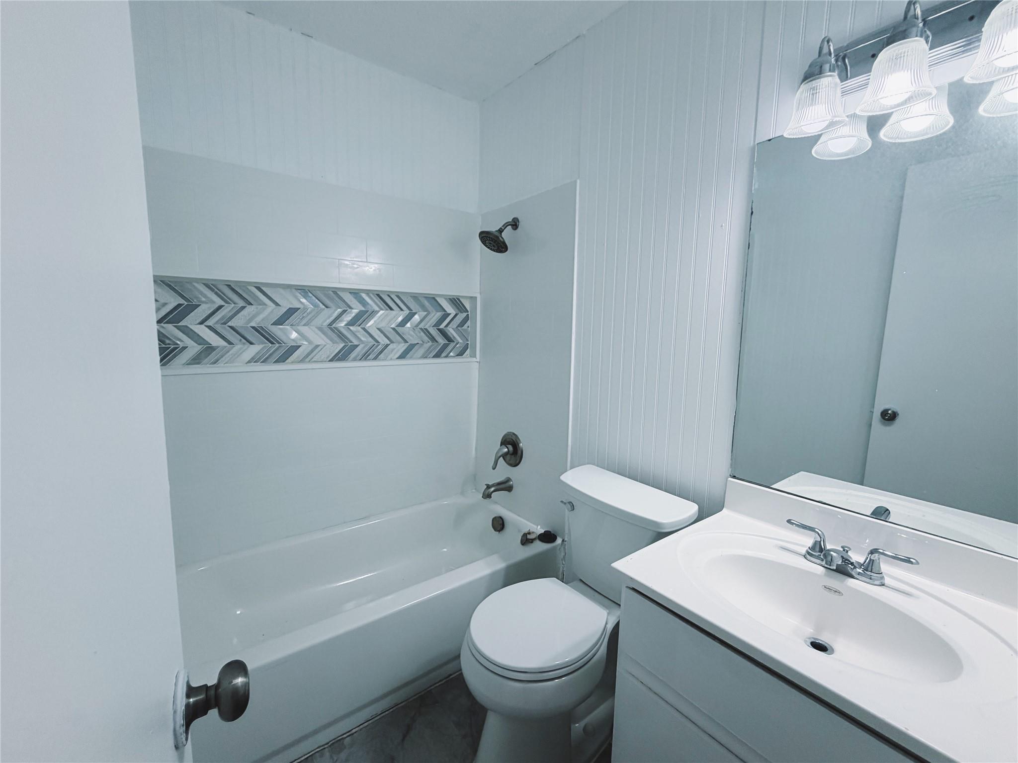 9906 Hundred Oaks Cir #b Property Photo 10