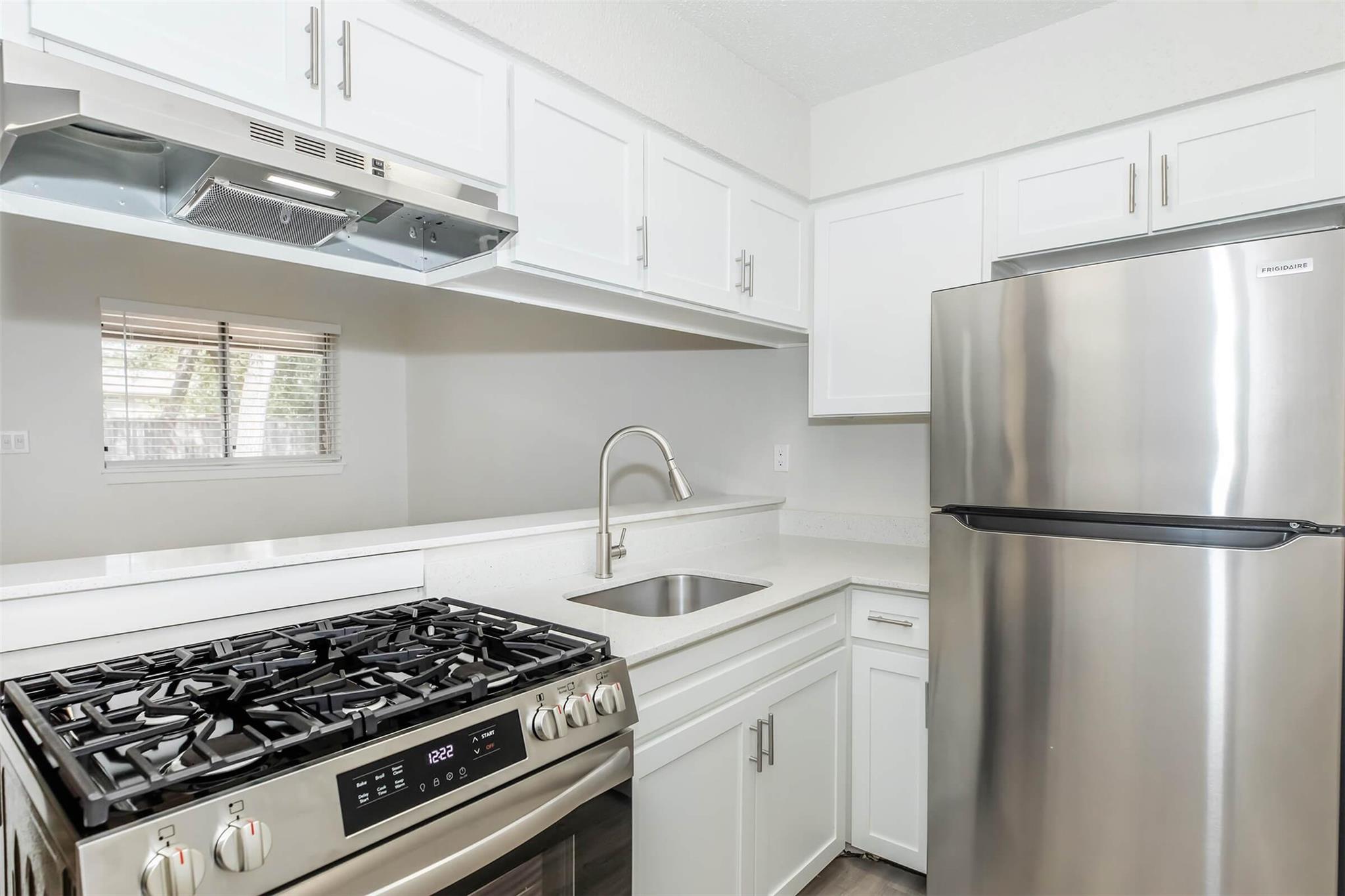 609 E 45th St #104 Property Photo 1