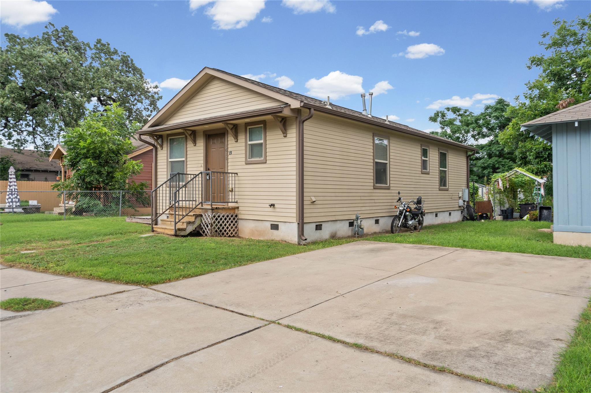 1611 E 13th St #b Property Photo 2