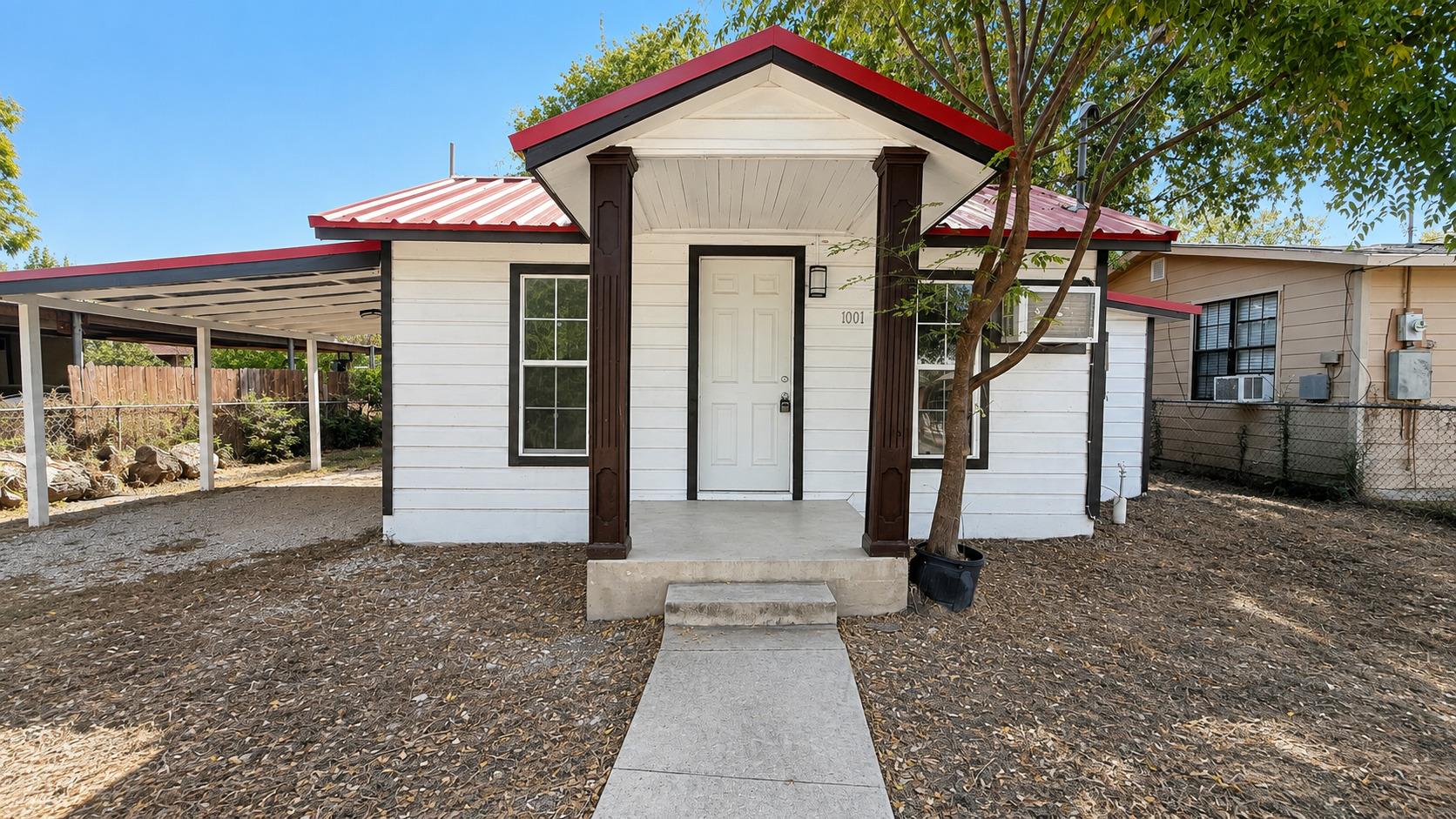 1001 Tony Lee St Property Photo 1