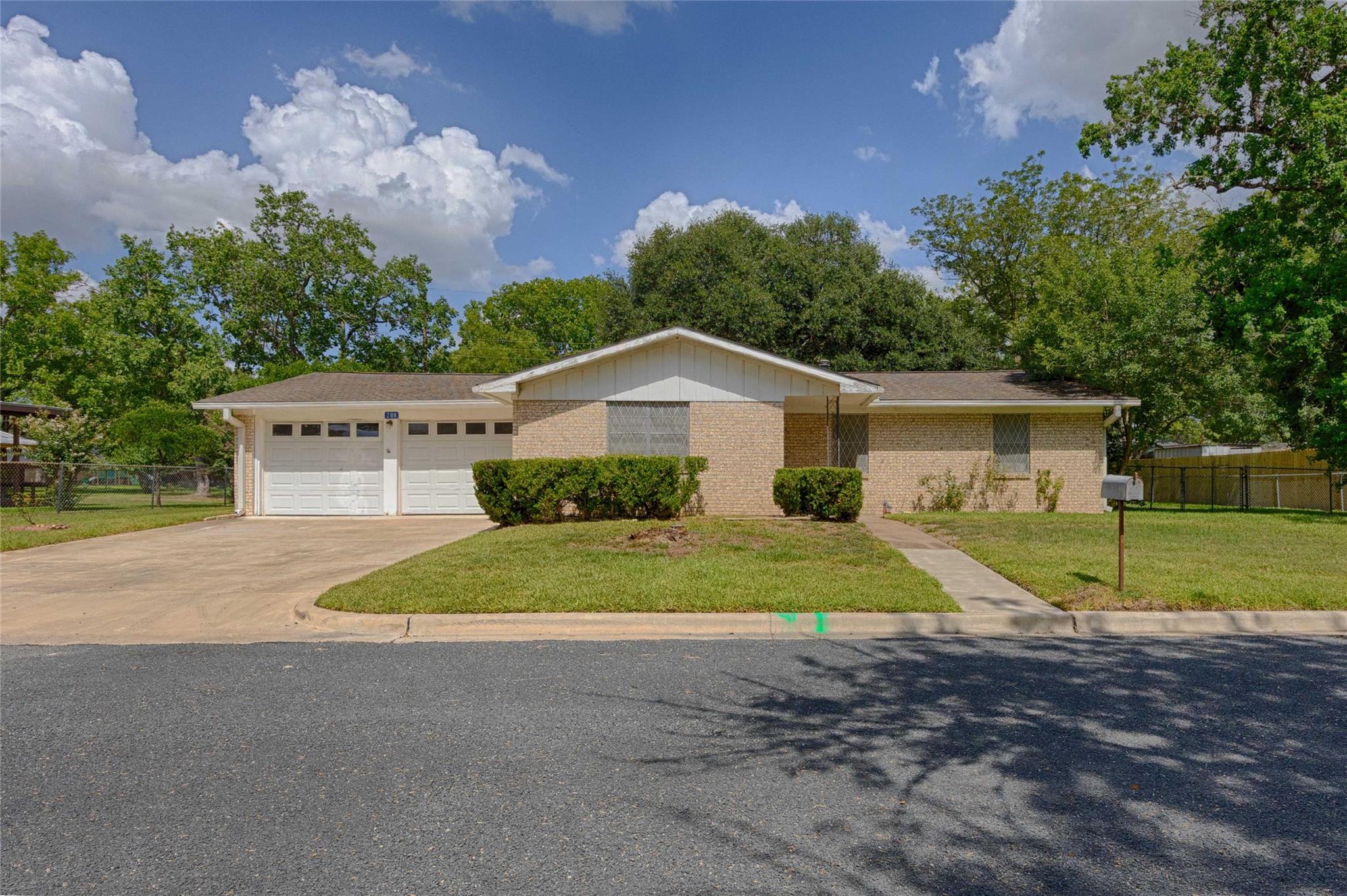 208 Matula Ave Property Photo 1