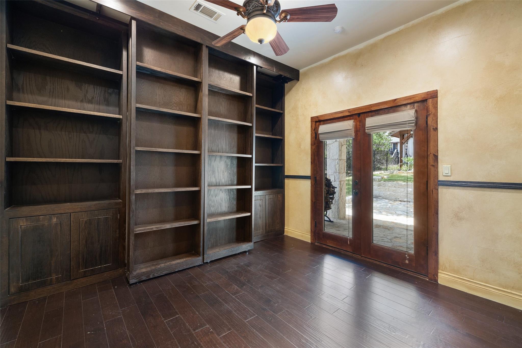 201 Cowal Dr N Property Photo 15