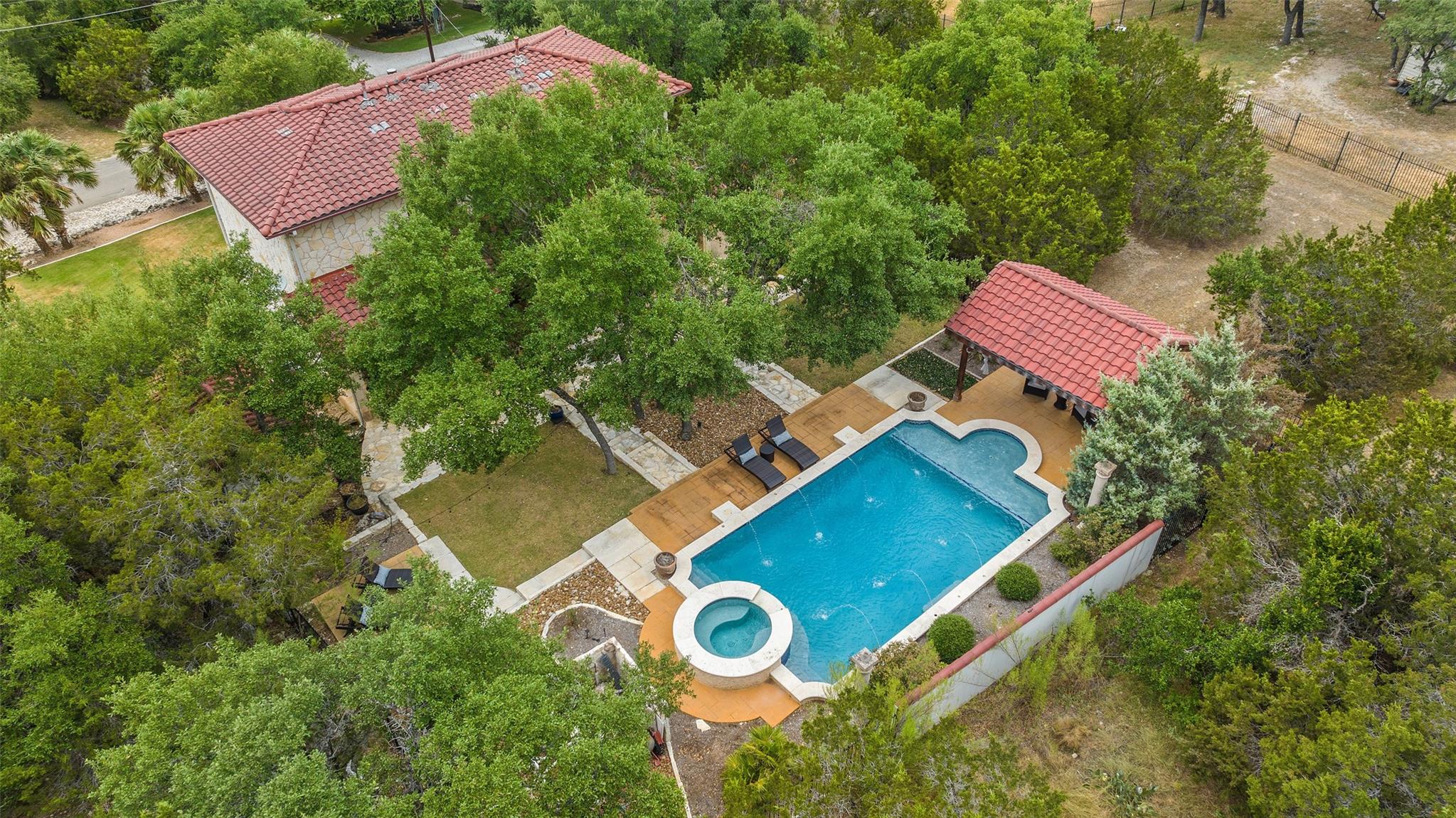 201 Cowal Dr N Property Photo 40