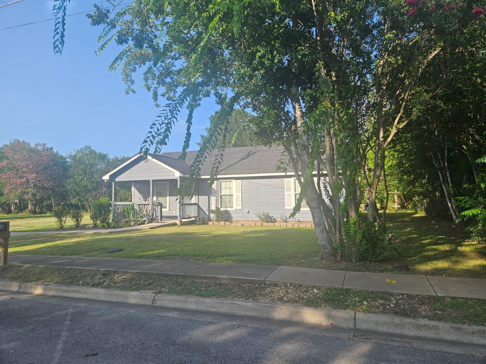 606 Trinity St Property Photo 3