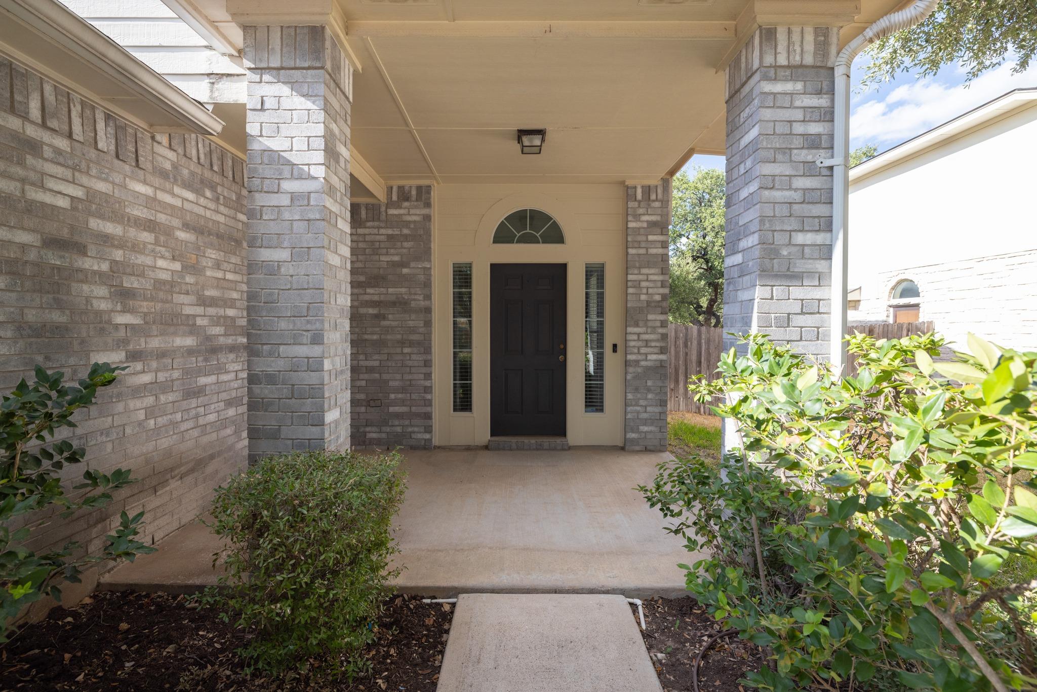 1142 Stone Forest Trl Property Photo 3