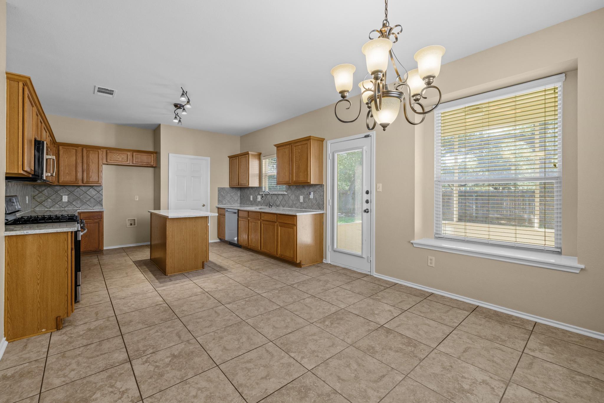 1142 Stone Forest Trl Property Photo 9