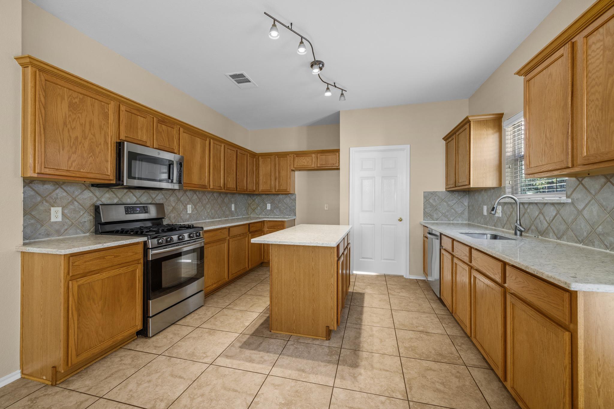 1142 Stone Forest Trl Property Photo 10