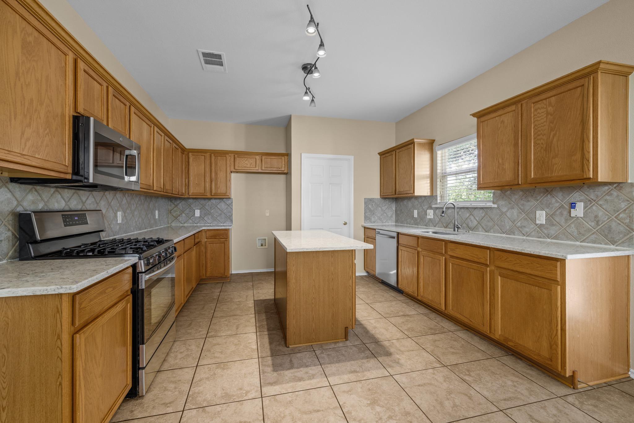 1142 Stone Forest Trl Property Photo 11
