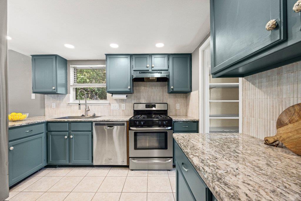 1702 Oakridge Dr Property Photo 17