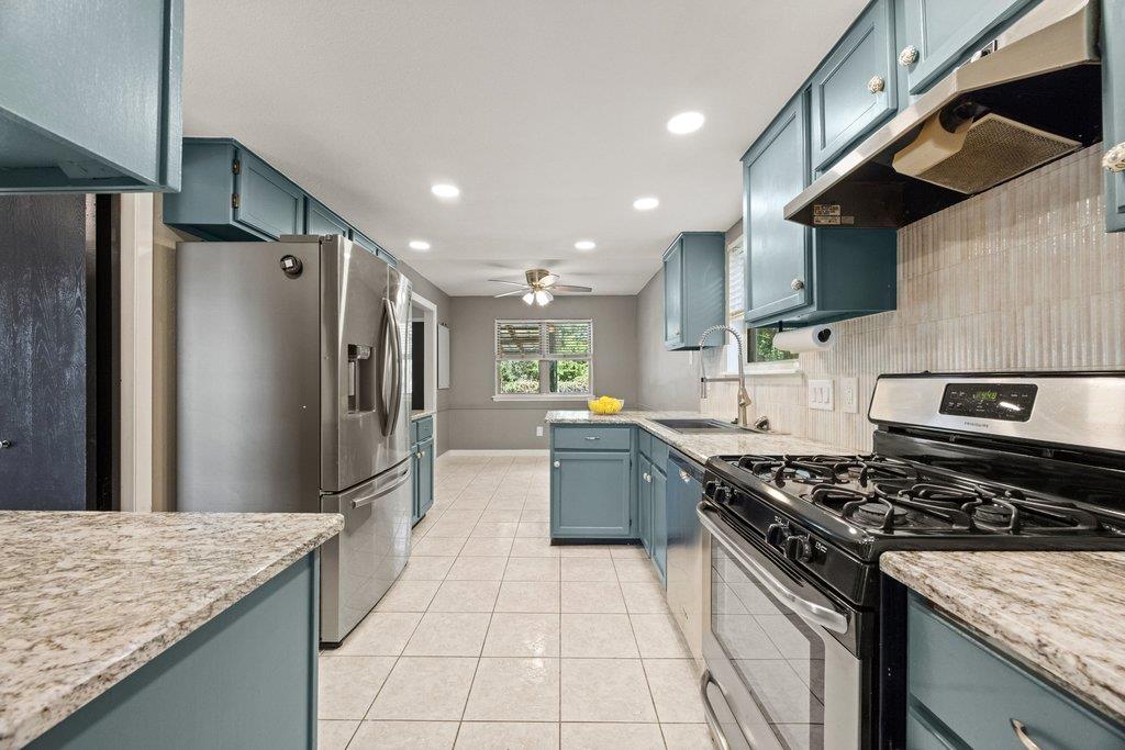 1702 Oakridge Dr Property Photo 18