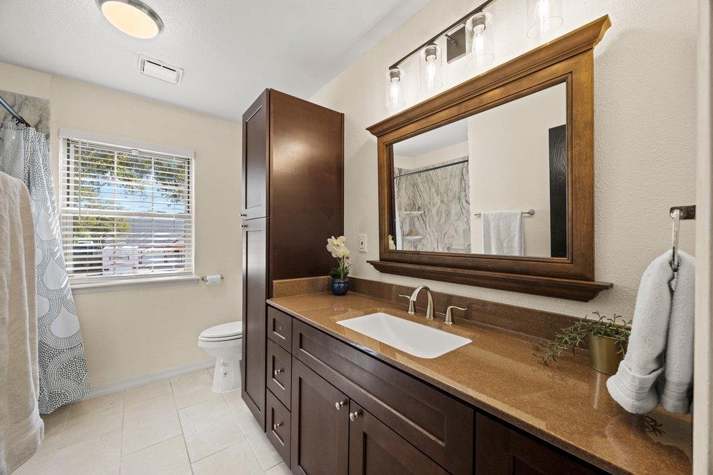 1702 Oakridge Dr Property Photo 31