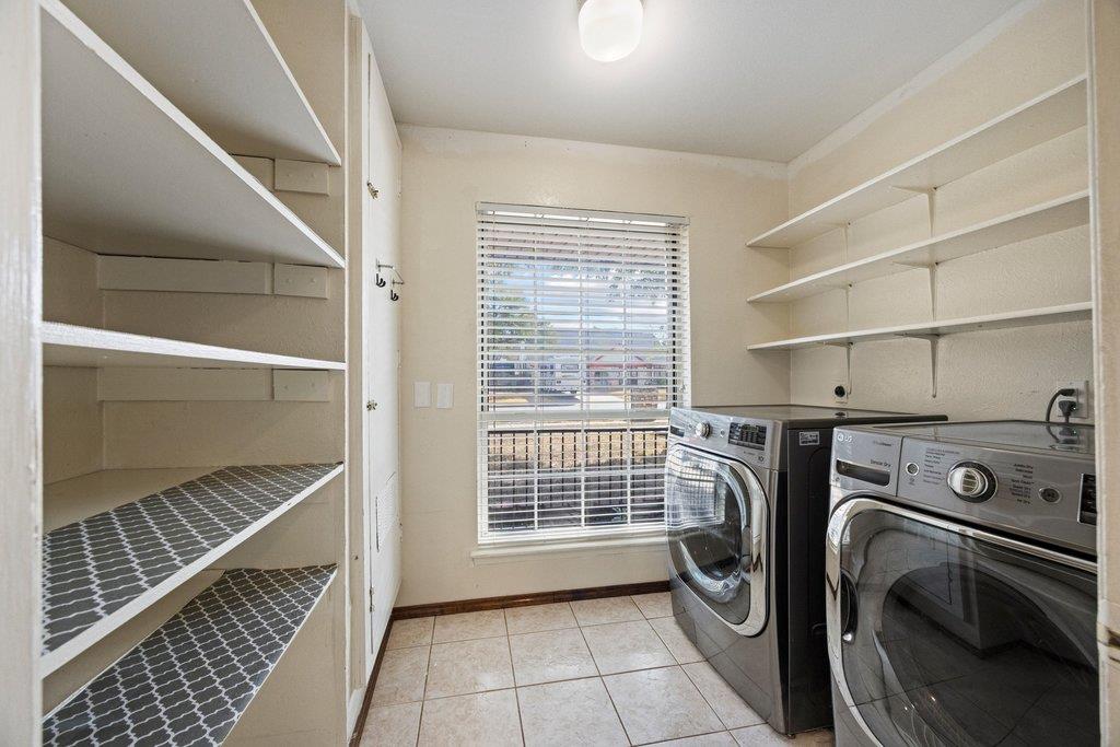 1702 Oakridge Dr Property Photo 34