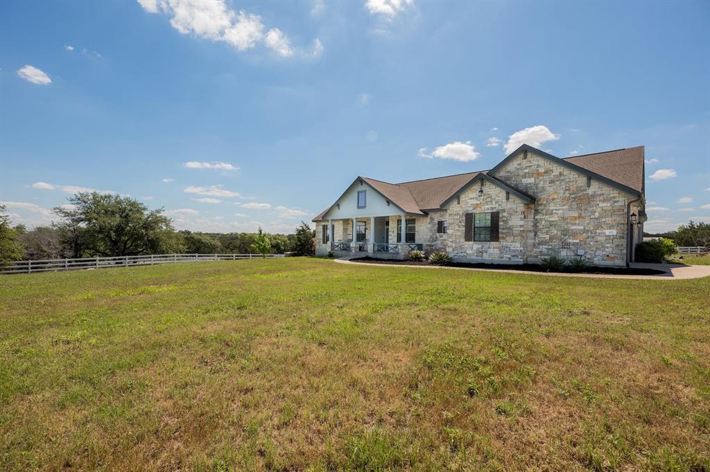 101 Stable Oaks Property Photo 5