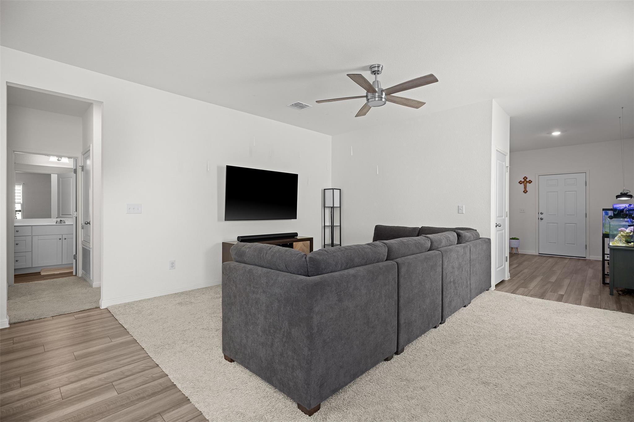 104 Enforcer Loop Property Photo 3