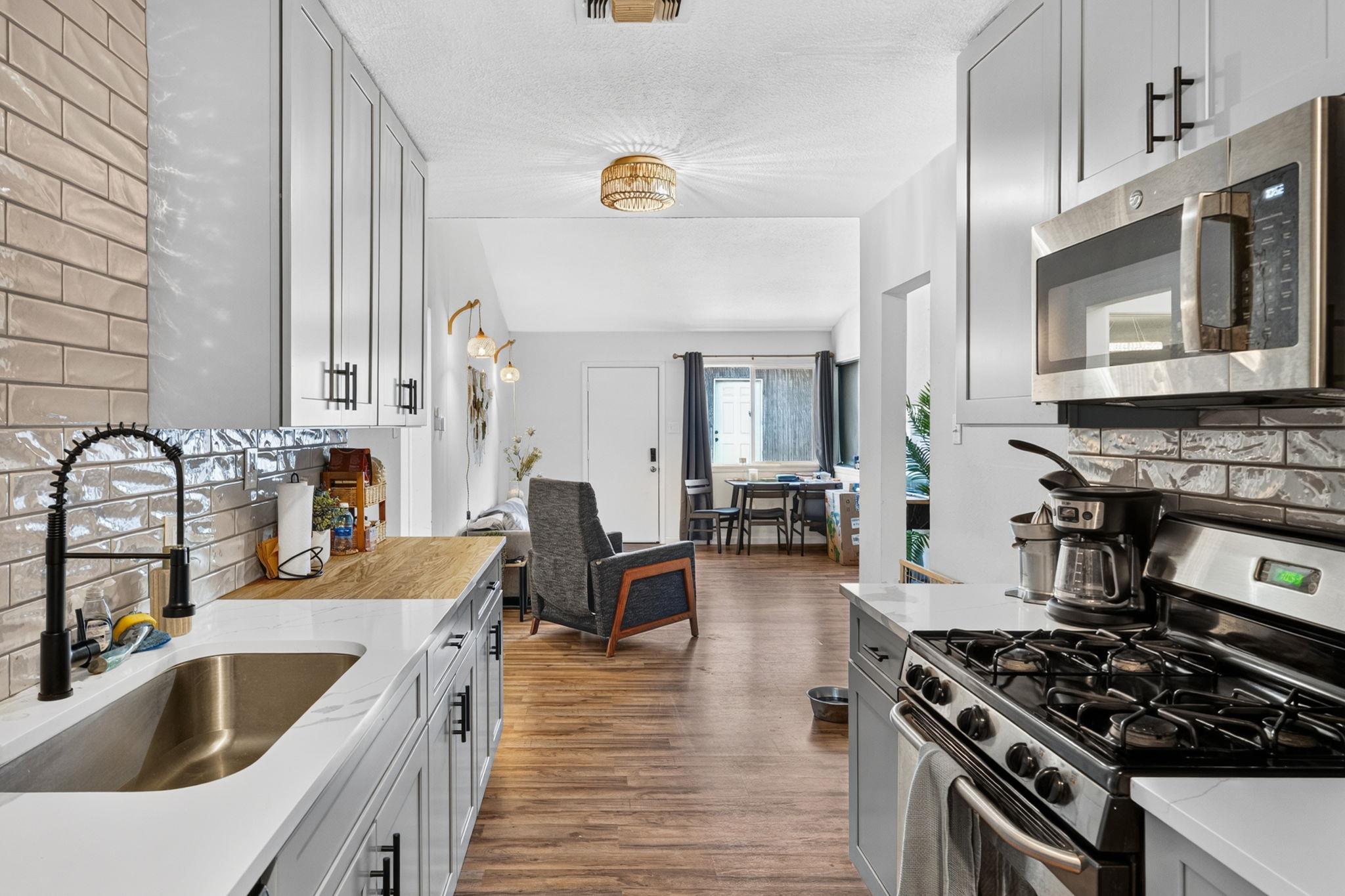 1404 W Braker Ln Property Photo 1
