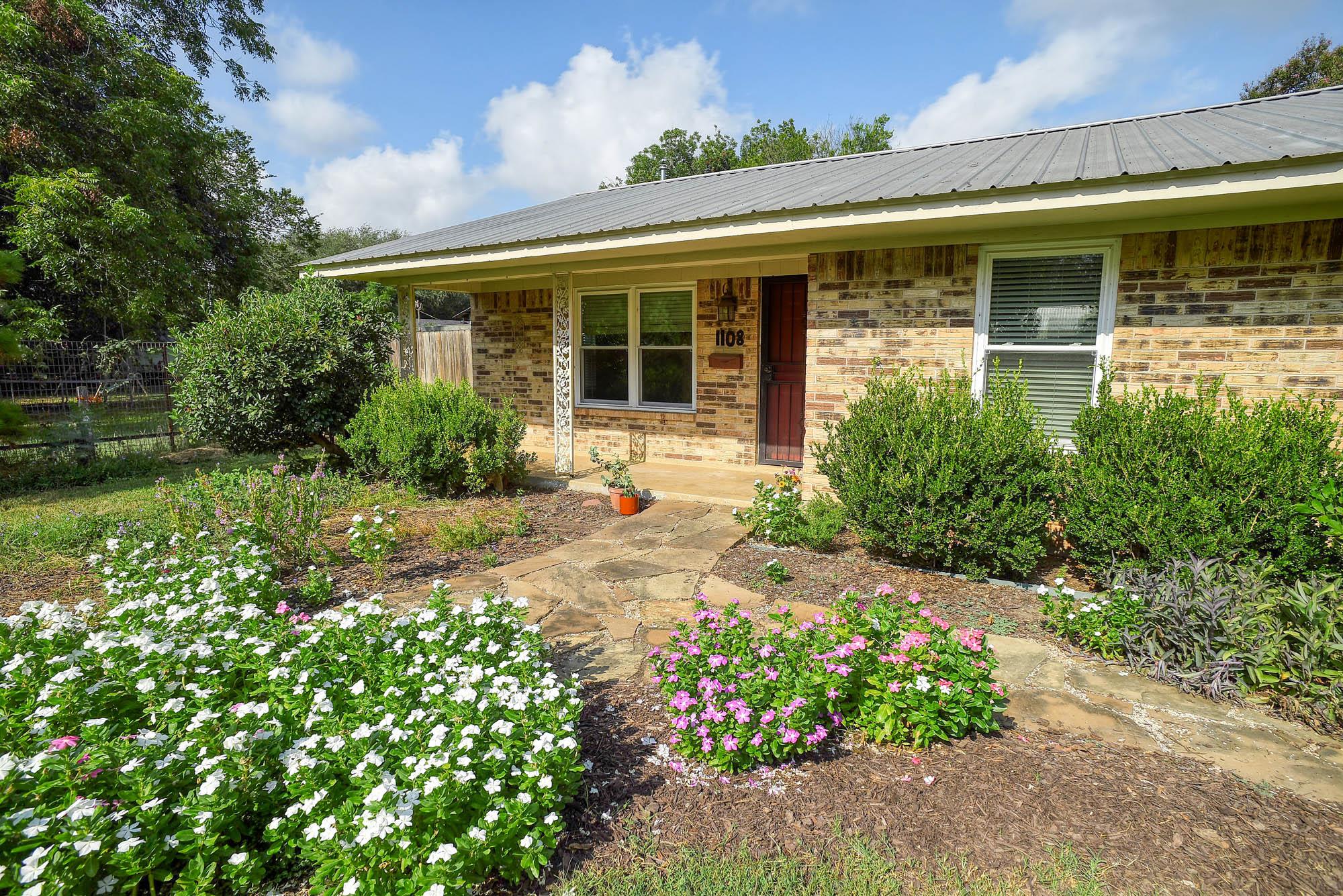 1108 Haysel St Property Photo 2