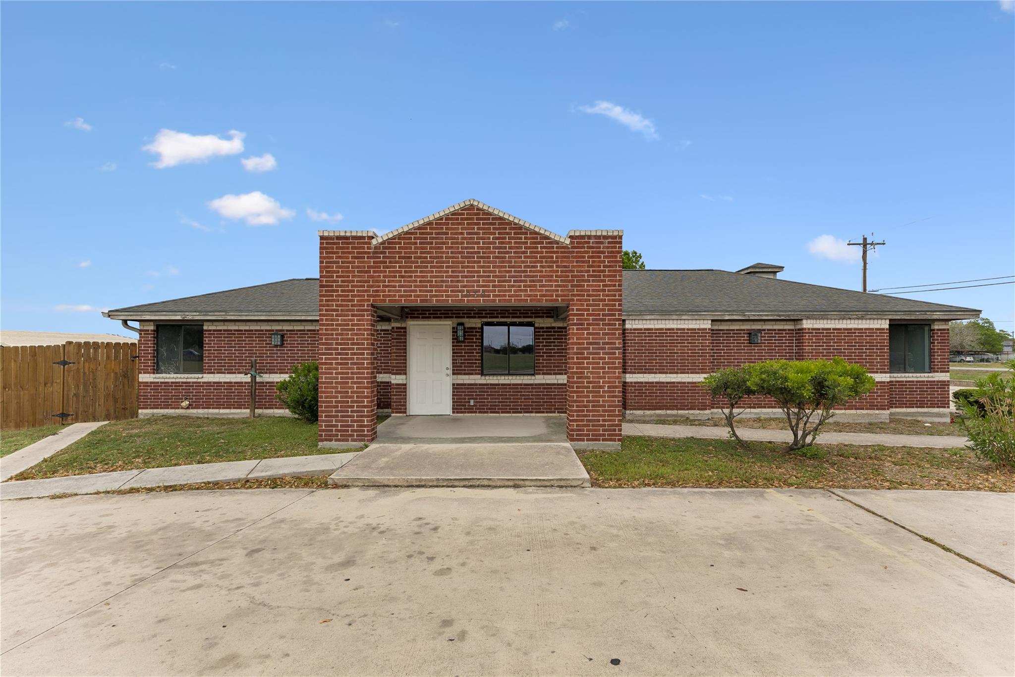 1030 S Guadalupe St Property Photo 1