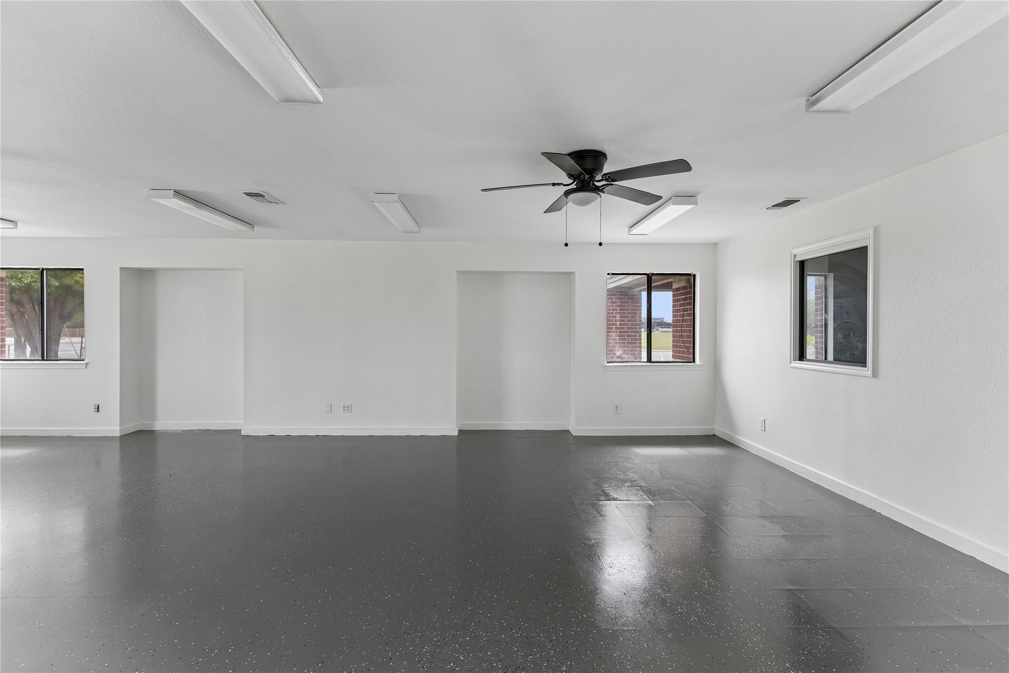 1030 S Guadalupe St Property Photo 3
