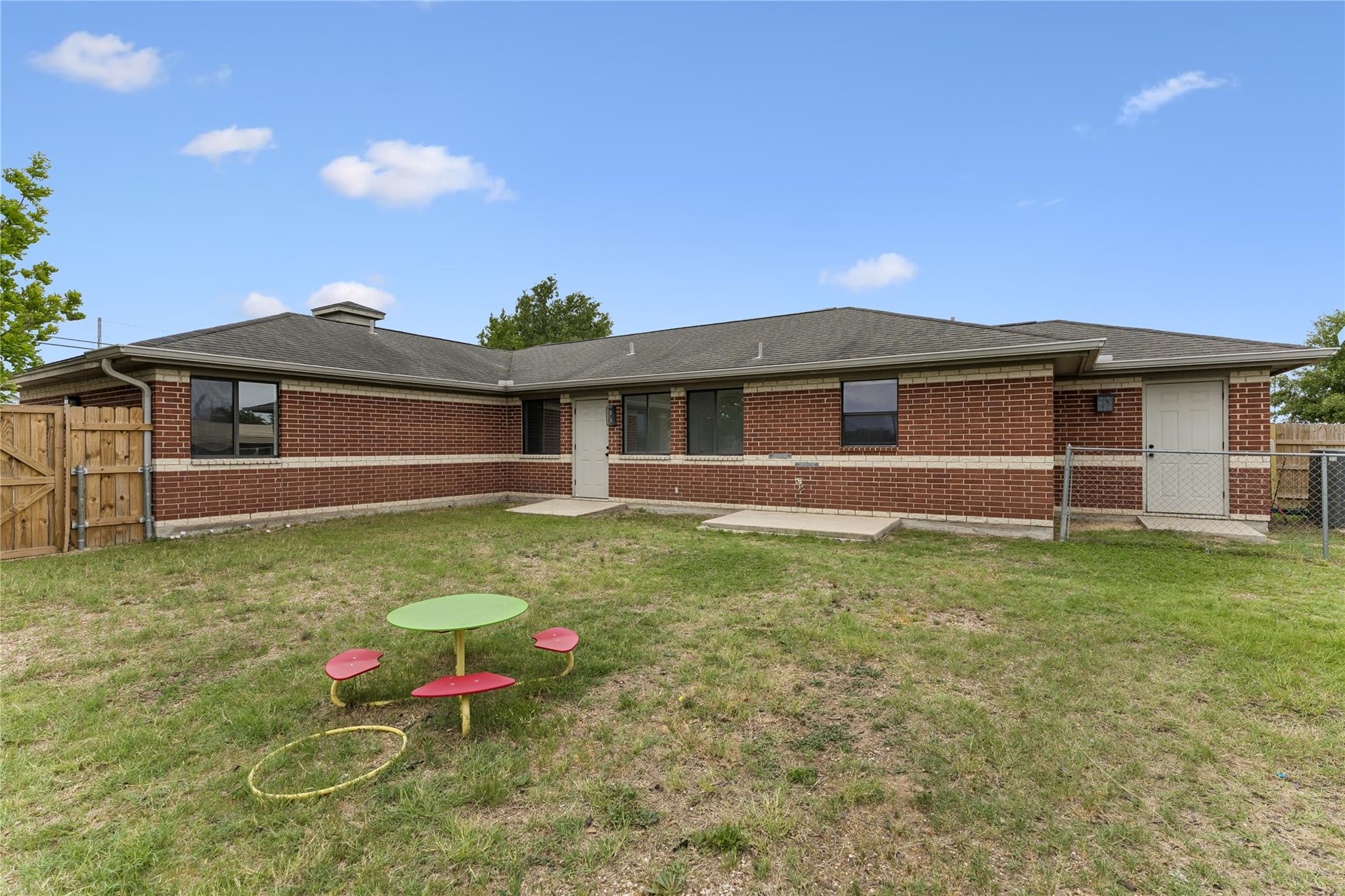 1030 S Guadalupe St Property Photo 11