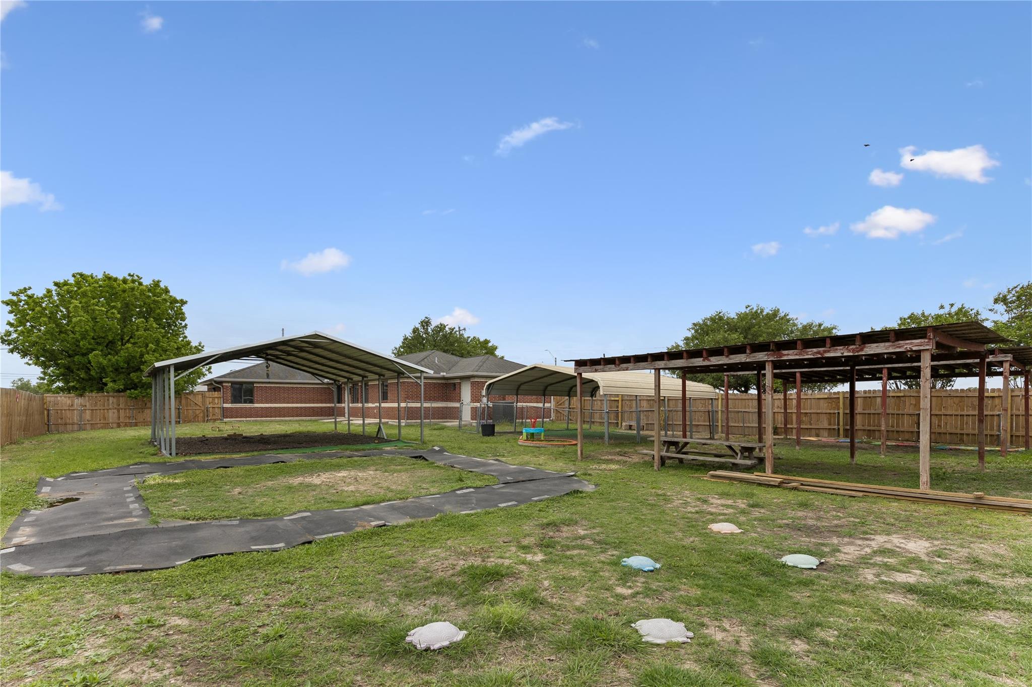 1030 S Guadalupe St Property Photo 13