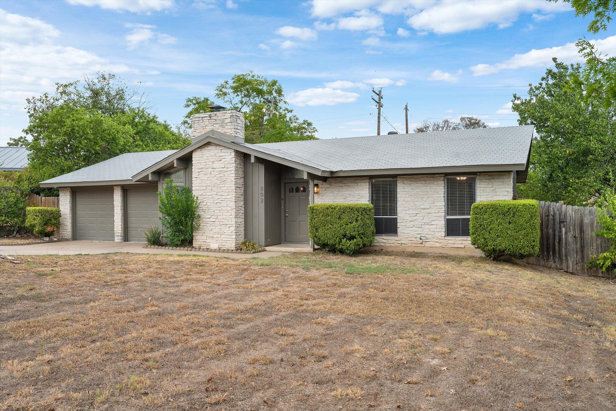 802 Riddlewood Dr Property Photo 3