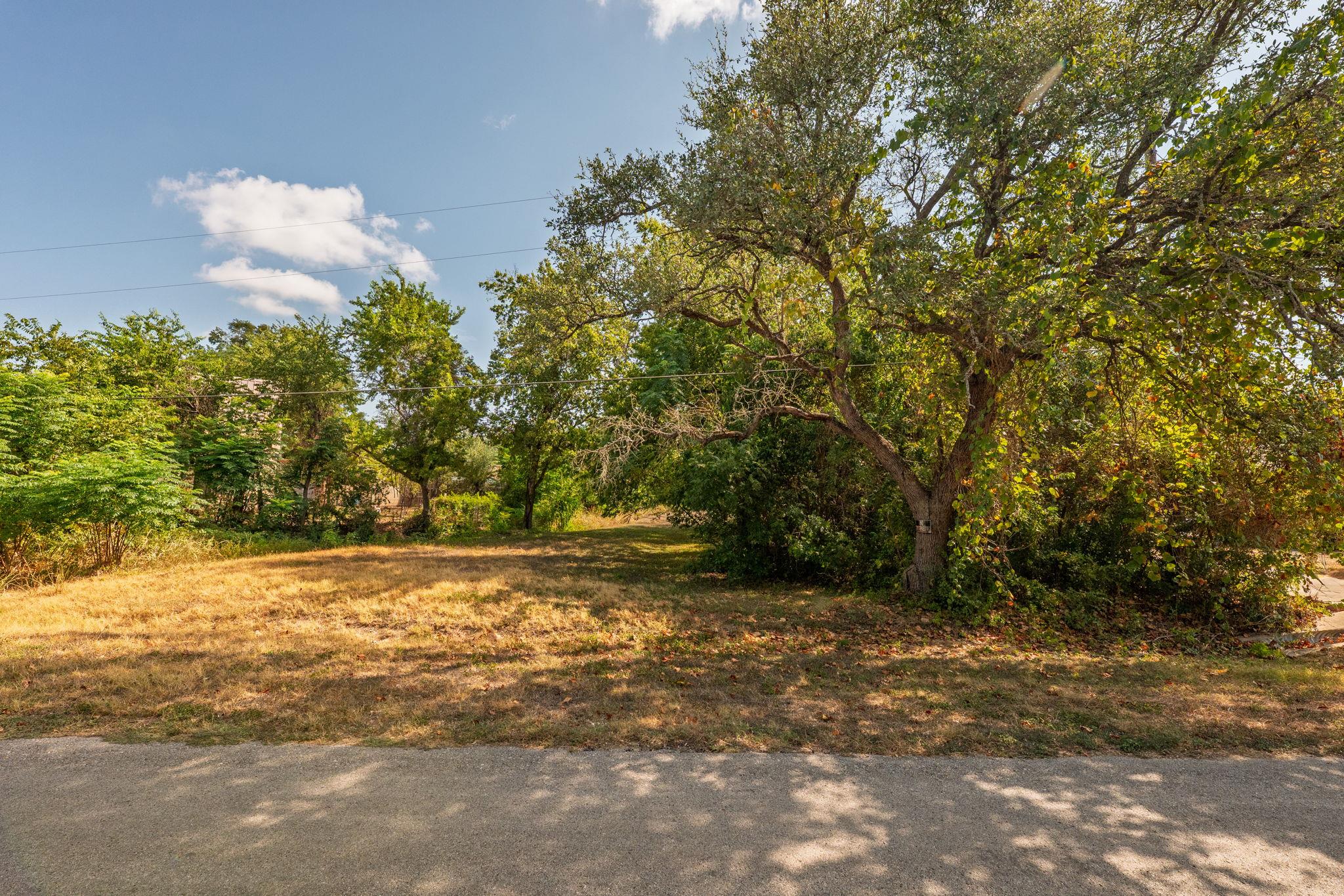 2202 Emerald Isle Dr Property Photo 2