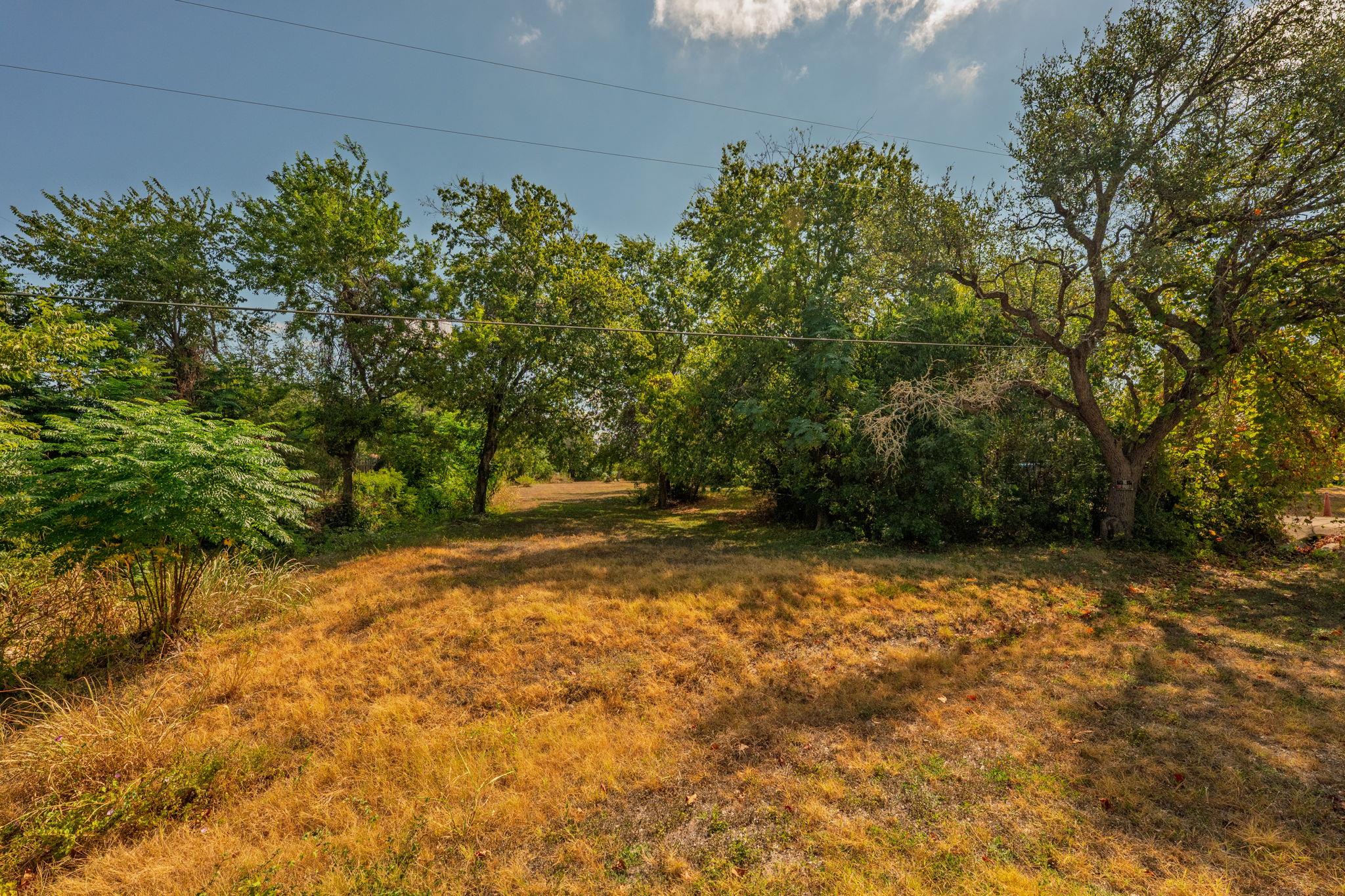 2202 Emerald Isle Dr Property Photo 3