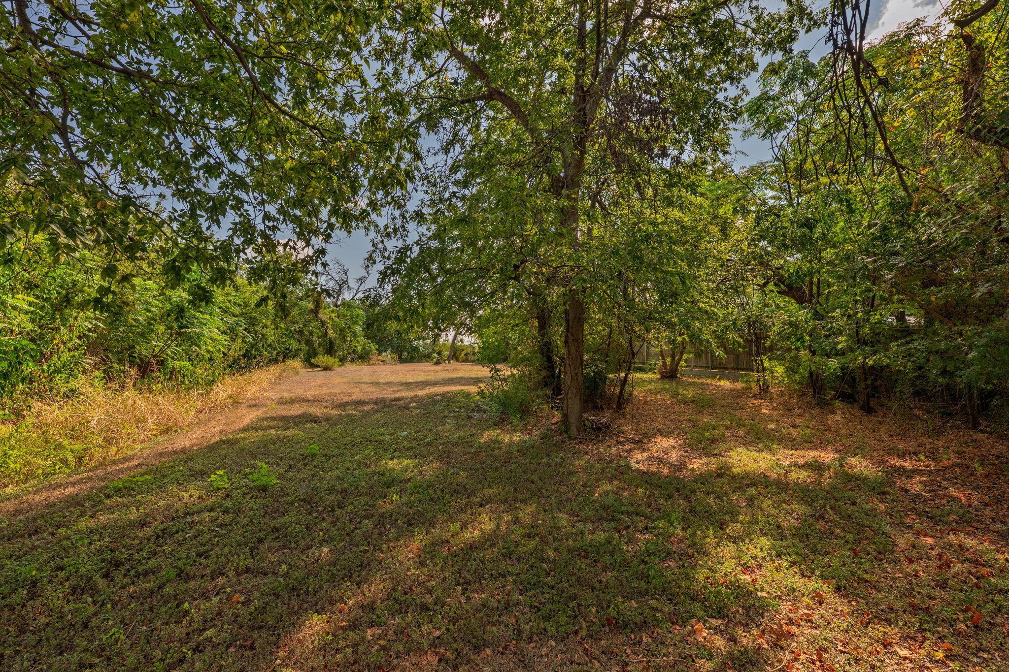 2202 Emerald Isle Dr Property Photo 4