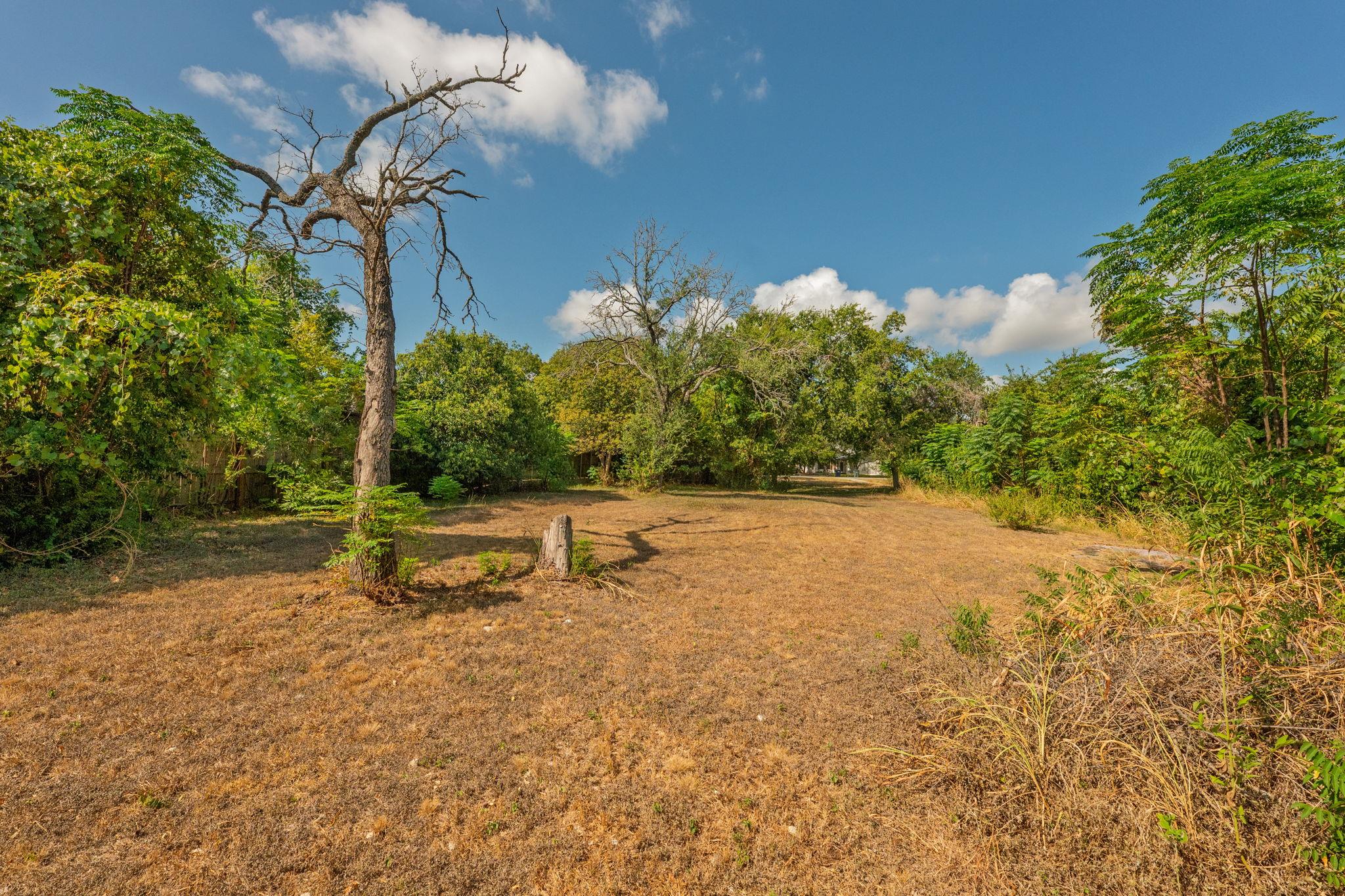 2202 Emerald Isle Dr Property Photo 5