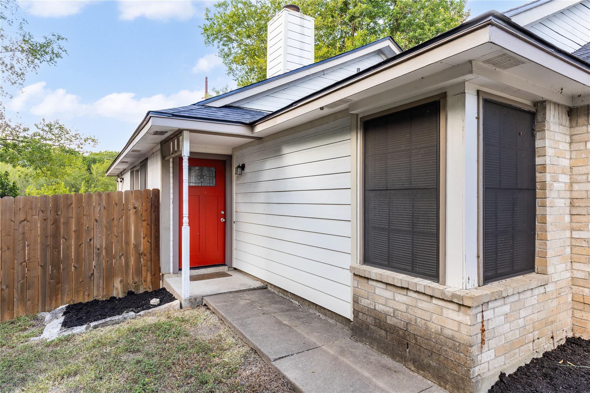 1803 Heatherglen Ln Property Photo 3