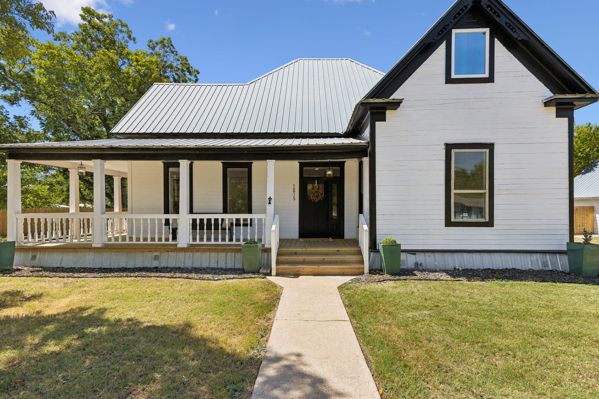 1015 W Clark St Property Photo 1