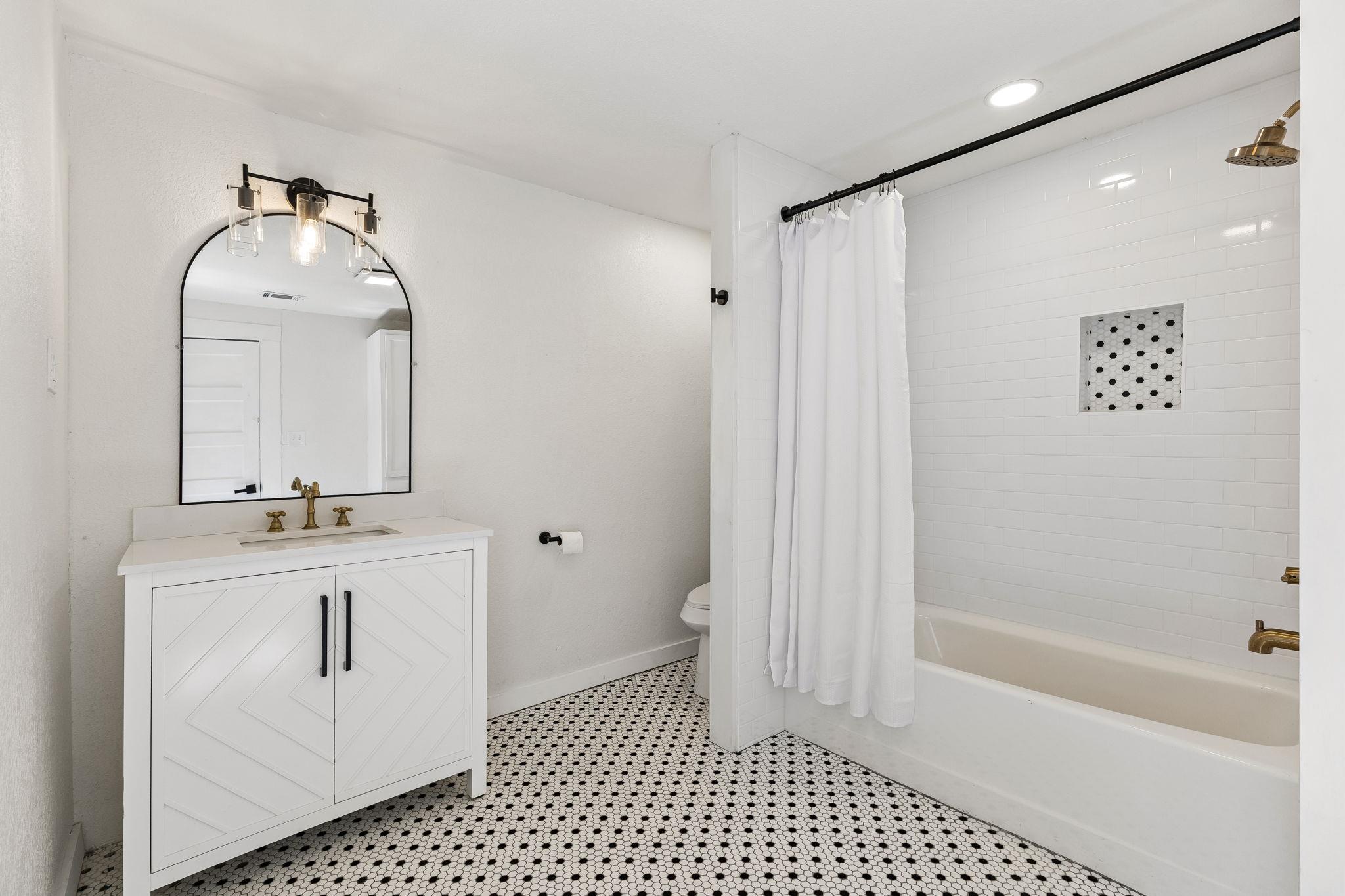 1015 W Clark St Property Photo 11