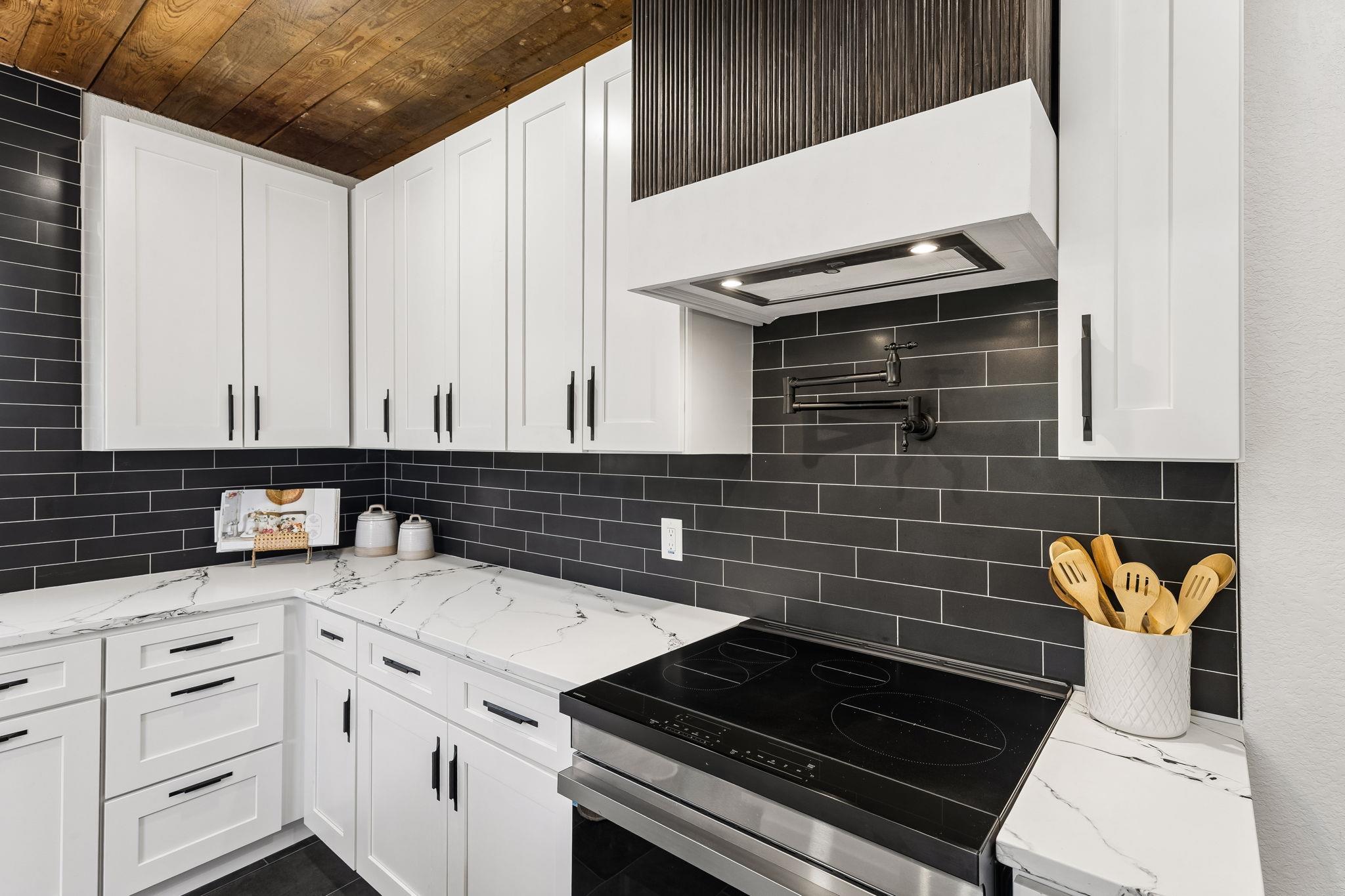 1015 W Clark St Property Photo 18