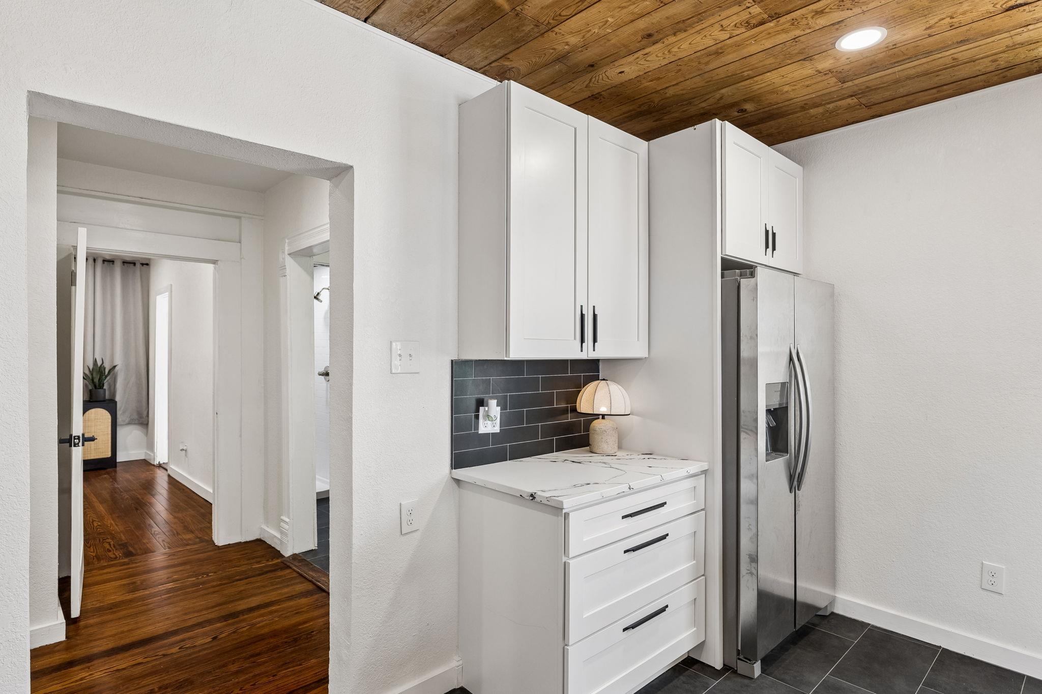 1015 W Clark St Property Photo 19