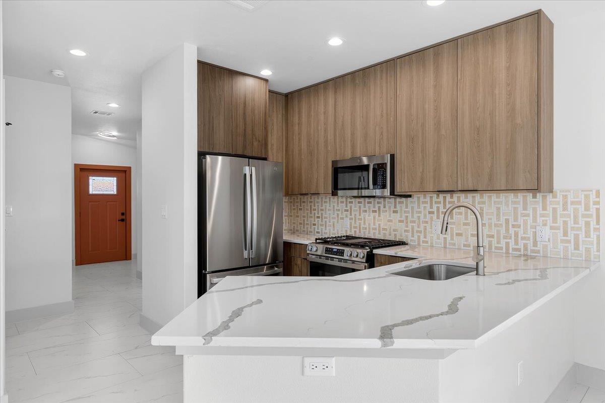 1409 Emile St #b Property Photo 6