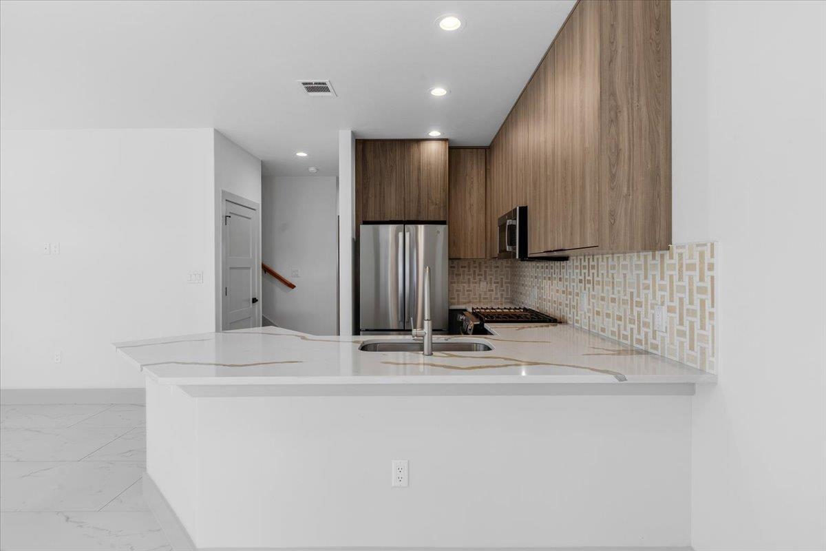 1409 Emile St #b Property Photo 8